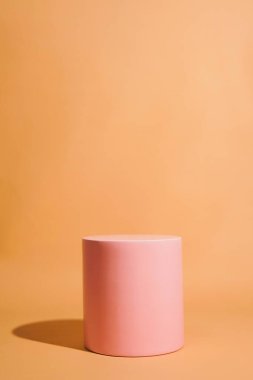 Pembe renkli, minimalist tarzda ürün platformu düzenlemesi. Kozmetik, cilt bakım ürünleri veya diğer ürünleri göstermek için boş bir podyumu olan moda ekran düzeni.