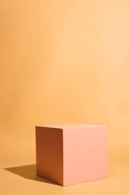 Pembe renkli, minimalist tarzda ürün platformu düzenlemesi. Kozmetik, cilt bakım ürünleri veya diğer ürünleri göstermek için boş bir podyumu olan moda ekran düzeni.