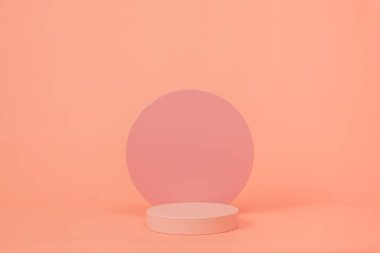 Pembe renkli, minimalist tarzda ürün platformu düzenlemesi. Kozmetik, cilt bakım ürünleri veya diğer ürünleri göstermek için boş bir podyumu olan moda ekran düzeni.