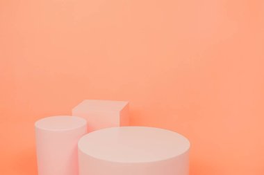 Pembe renkli, minimalist tarzda ürün platformu düzenlemesi. Kozmetik, cilt bakım ürünleri veya diğer ürünleri göstermek için boş bir podyumu olan moda ekran düzeni.