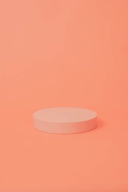Pembe renkli, minimalist tarzda ürün platformu düzenlemesi. Kozmetik, cilt bakım ürünleri veya diğer ürünleri göstermek için boş bir podyumu olan moda ekran düzeni.
