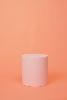 Pembe renkli, minimalist tarzda ürün platformu düzenlemesi. Kozmetik, cilt bakım ürünleri veya diğer ürünleri göstermek için boş bir podyumu olan moda ekran düzeni.