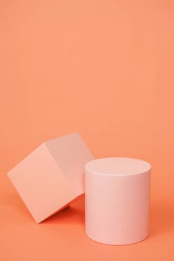 Pembe renkli, minimalist tarzda ürün platformu düzenlemesi. Kozmetik, cilt bakım ürünleri veya diğer ürünleri göstermek için boş bir podyumu olan moda ekran düzeni.