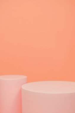 Pembe renkli, minimalist tarzda ürün platformu düzenlemesi. Kozmetik, cilt bakım ürünleri veya diğer ürünleri göstermek için boş bir podyumu olan moda ekran düzeni.