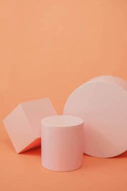 Pembe renkli, minimalist tarzda ürün platformu düzenlemesi. Kozmetik, cilt bakım ürünleri veya diğer ürünleri göstermek için boş bir podyumu olan moda ekran düzeni.