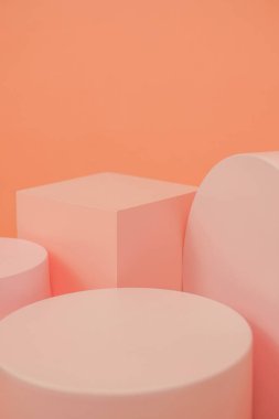 Pembe renkli, minimalist tarzda ürün platformu düzenlemesi. Kozmetik, cilt bakım ürünleri veya diğer ürünleri göstermek için boş bir podyumu olan moda ekran düzeni.