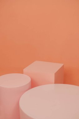 Pembe renkli, minimalist tarzda ürün platformu düzenlemesi. Kozmetik, cilt bakım ürünleri veya diğer ürünleri göstermek için boş bir podyumu olan moda ekran düzeni.