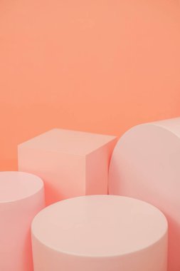 Pembe renkli, minimalist tarzda ürün platformu düzenlemesi. Kozmetik, cilt bakım ürünleri veya diğer ürünleri göstermek için boş bir podyumu olan moda ekran düzeni.