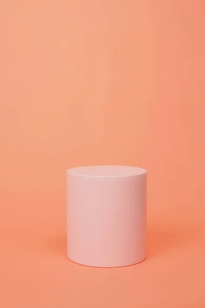Pembe renkli, minimalist tarzda ürün platformu düzenlemesi. Kozmetik, cilt bakım ürünleri veya diğer ürünleri göstermek için boş bir podyumu olan moda ekran düzeni.