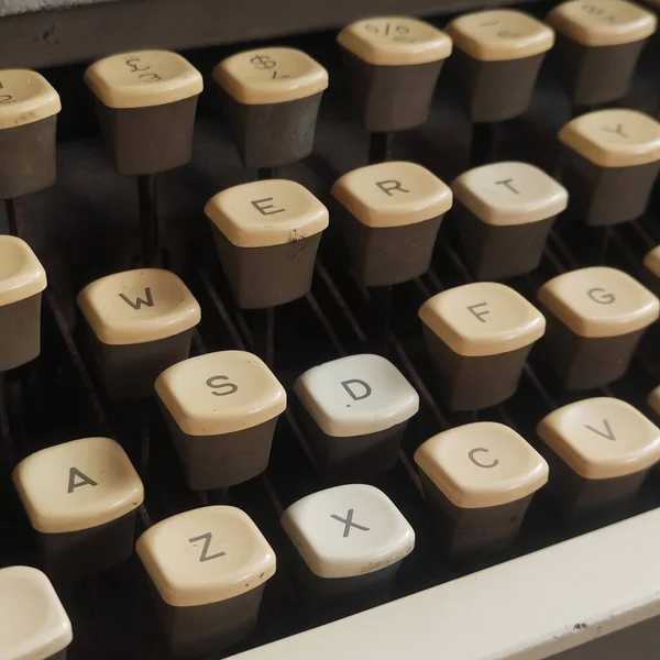 Uma Visão Perto Máquina Escrever Obsoleta Tecnologia Antiquada Para Decoração — Fotografia de Stock