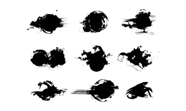 グランジデザイン要素の抽象的なインクストロークとインクスプラッシュのコレクション 白紙に黒塗りのストロークとスプラッシュテクスチャ 汚れた質感のための手描きイラストブラシ — ストックベクタ