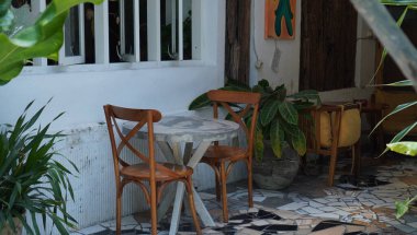 Eski ahşap sandalyeler ve masalar. Çağdaş bir eskici temalı güzel bir kafenin iç tasarımı. Inspo ve turizm kampanyası için samimi bir ortam.