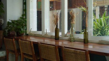 Açık hava manzarasını görmek için pencere kenarı. Vintage temalı samimi bir kahve dükkanı. Inspo ve sosyal medya paylaşımları için güzel iç mimari.