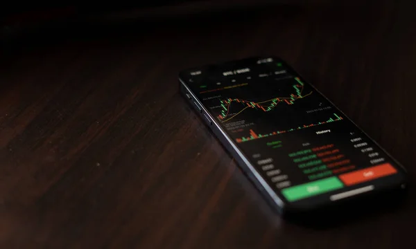 Ponorogo, Endonezya - 01 29 2022: Ekranda piyasa güncellemeleri olan bir telefon. hisse senedi veya kripto para hareketini göstermek için fotokopi alanı olan bir fotoğraf.