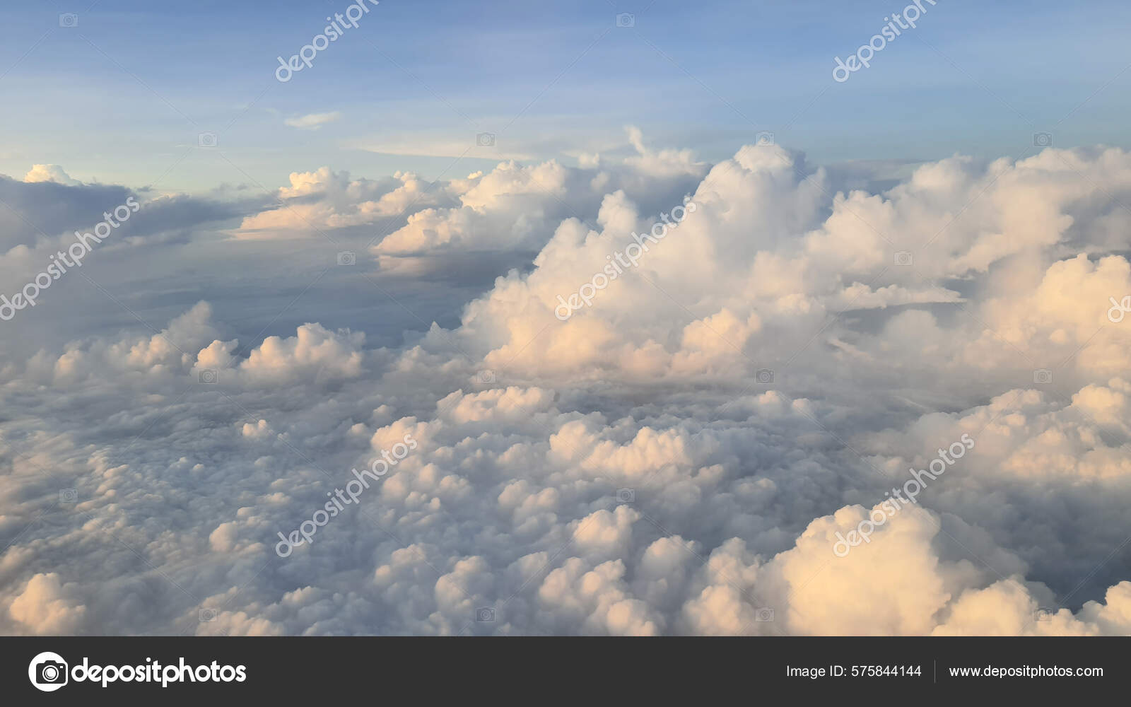 Vista Desde Ventana Del Avión Cielo Con Nubes Blancas Fondo — Foto de stock  #575844144 © freeject, image size:1600x1000