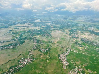 Hava manzarası şehrin yeşil bir manzarasını gösteriyor. Sokaklar, pirinç tarlaları ve köy evleri..