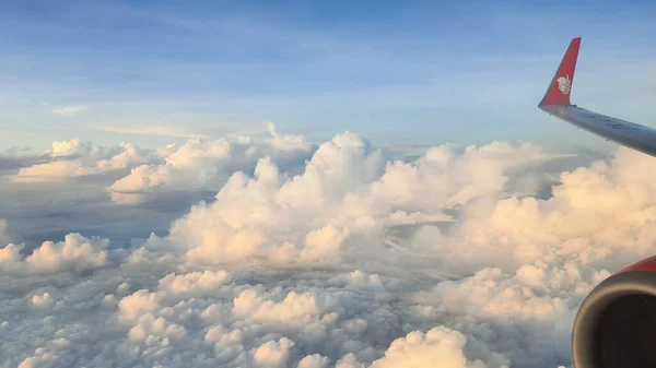 Pohled Okna Letadla Obloha Bílými Mraky Modrým Pozadím Jasné Počasí — Stock fotografie