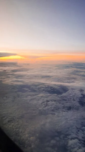 Vue Fenêtre Avion Ciel Avec Des Nuages Blancs Fond Bleu — Photo