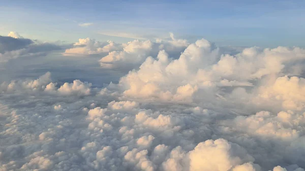 Vue Fenêtre Avion Ciel Avec Des Nuages Blancs Fond Bleu — Photo