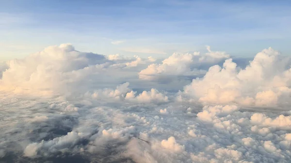 Vue Fenêtre Avion Ciel Avec Des Nuages Blancs Fond Bleu — Photo