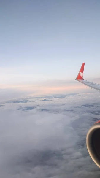 Vue Fenêtre Avion Ciel Avec Des Nuages Blancs Fond Bleu — Photo