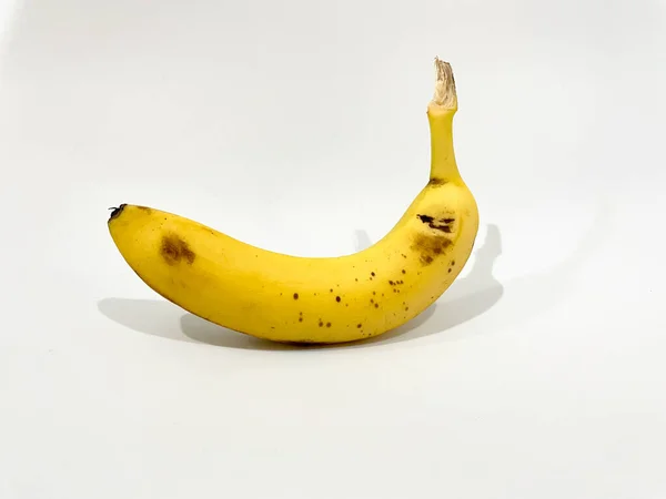 白色背景的香蕉 甜黄色香蕉 有广告或海报的细节 — 图库照片