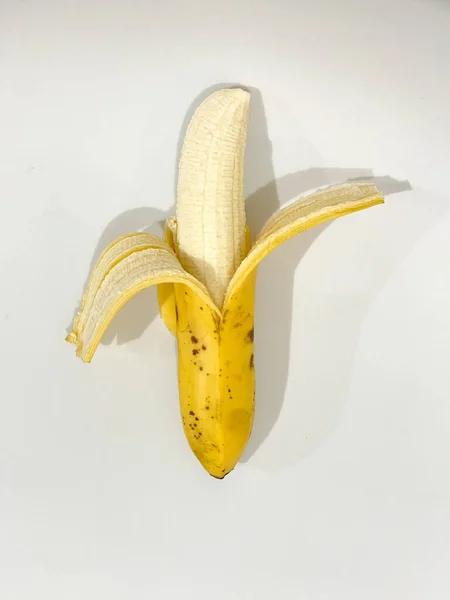 白色背景的香蕉 甜黄色香蕉 有广告或海报的细节 — 图库照片
