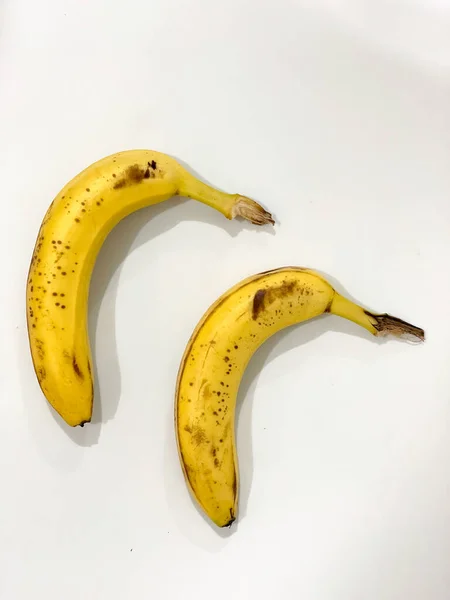 Banan Białym Tle Słodki Żółty Banan Szczegółami Reklamy Lub Plakatu — Zdjęcie stockowe
