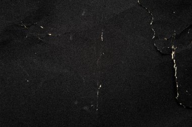 Detaylı deseni olan buruşmuş siyah kağıt. Kağıdı beyaz çatlaklarla kapat. Arkaplan için sert kağıt dokusu.