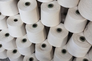birlikte üst üste pamuk makaraları