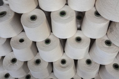 birlikte üst üste pamuk makaraları