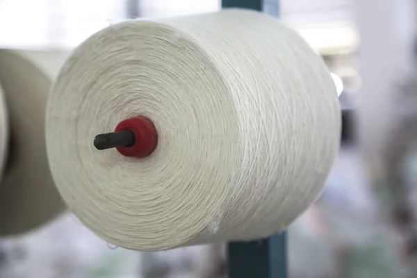 Bobinas de algodão empilhadas em racks — Fotografia de Stock