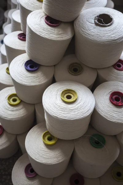 Carretes de algodón apilados juntos — Foto de Stock