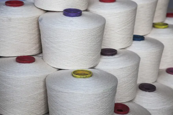 Bobinas de algodão empilhadas juntas — Fotografia de Stock
