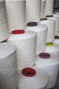 birlikte üst üste pamuk makaraları