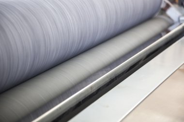rulo bez büyük bir makara makine inişli çıkışlı bir bez