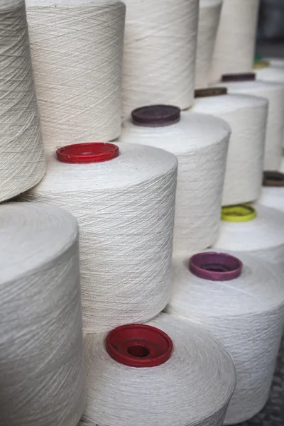 Bobinas de algodão empilhadas juntas — Fotografia de Stock