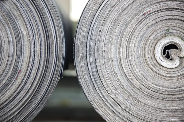 Rullade draperi i en jeans-fabrik — Stockfoto