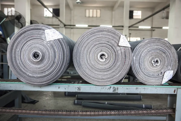 Cortinas enroladas em uma fábrica de jeans — Fotografia de Stock