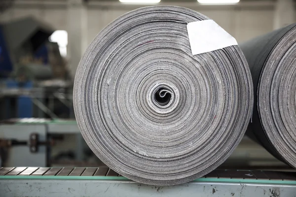 Rullet draperier i en jeans fabrik - Stock-foto
