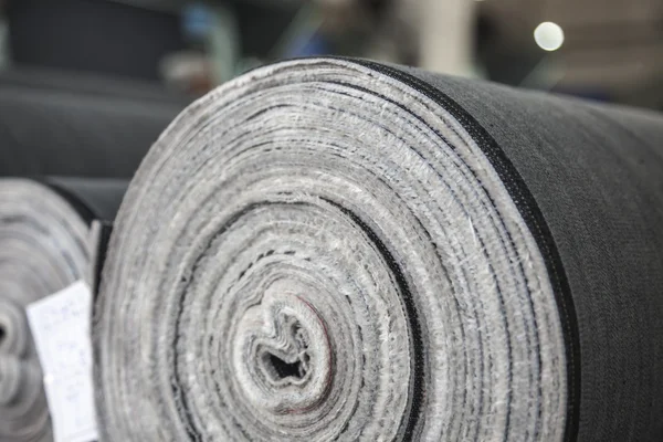 Rullade draperi i en jeans-fabrik — Stockfoto
