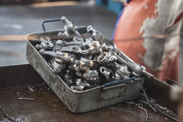 Repuestos para automóviles en un taller mecánico — Foto de Stock