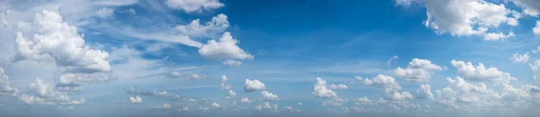 Nebesky modré pozadí. Panoramatické nebe. jasné nebe mraků — Stock fotografie
