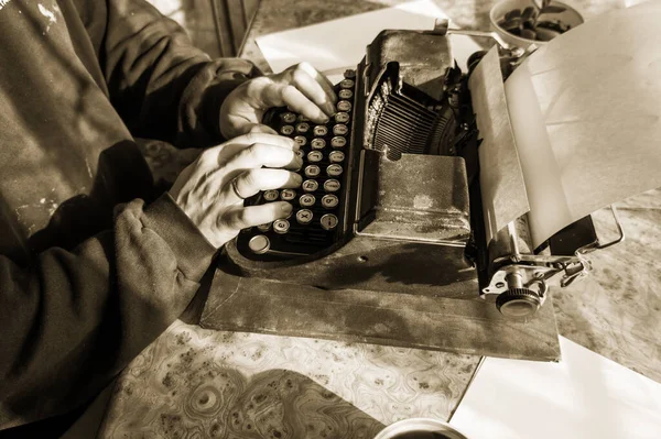 Άντρας Συγγραφέας Γράφει Βιβλίο Του Για Μια Παλιά Γραφομηχανή Αντίκες — Φωτογραφία Αρχείου
