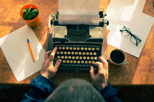 Male Writer Writing His Book Old Antique Typewriter Old Antique — Stock Photo, Image