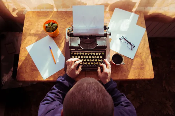 Male Writer Writing His Book Old Antique Typewriter Old Antique — Stock Photo, Image