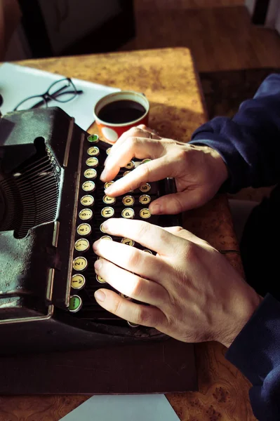 Писатель Мужчина Пишет Свою Книгу Старинной Пишущей Машинке Старая Старинная — стоковое фото