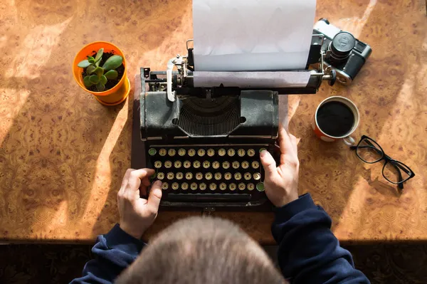 男作家用老式打字机写他的书 一台古老的打字机 — 图库照片