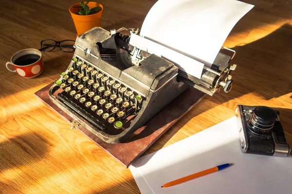旧式打字机 装有插入纸 用于在台式计算机上书写文章和书籍 — 图库照片