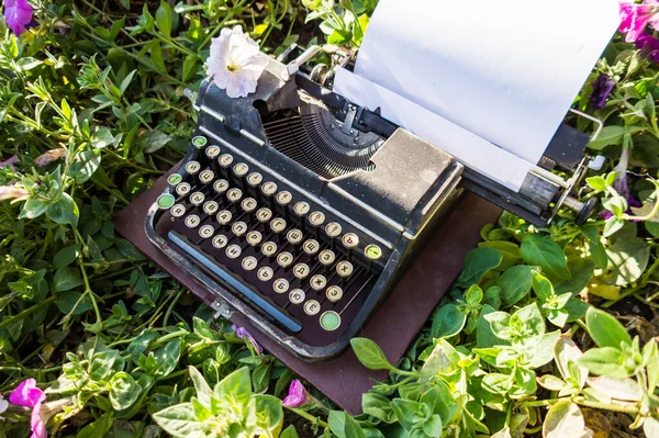 Gammal Antik Skrivmaskin Som Hittades Blommor Skrivmaskin För Utgivning Och — Stockfoto